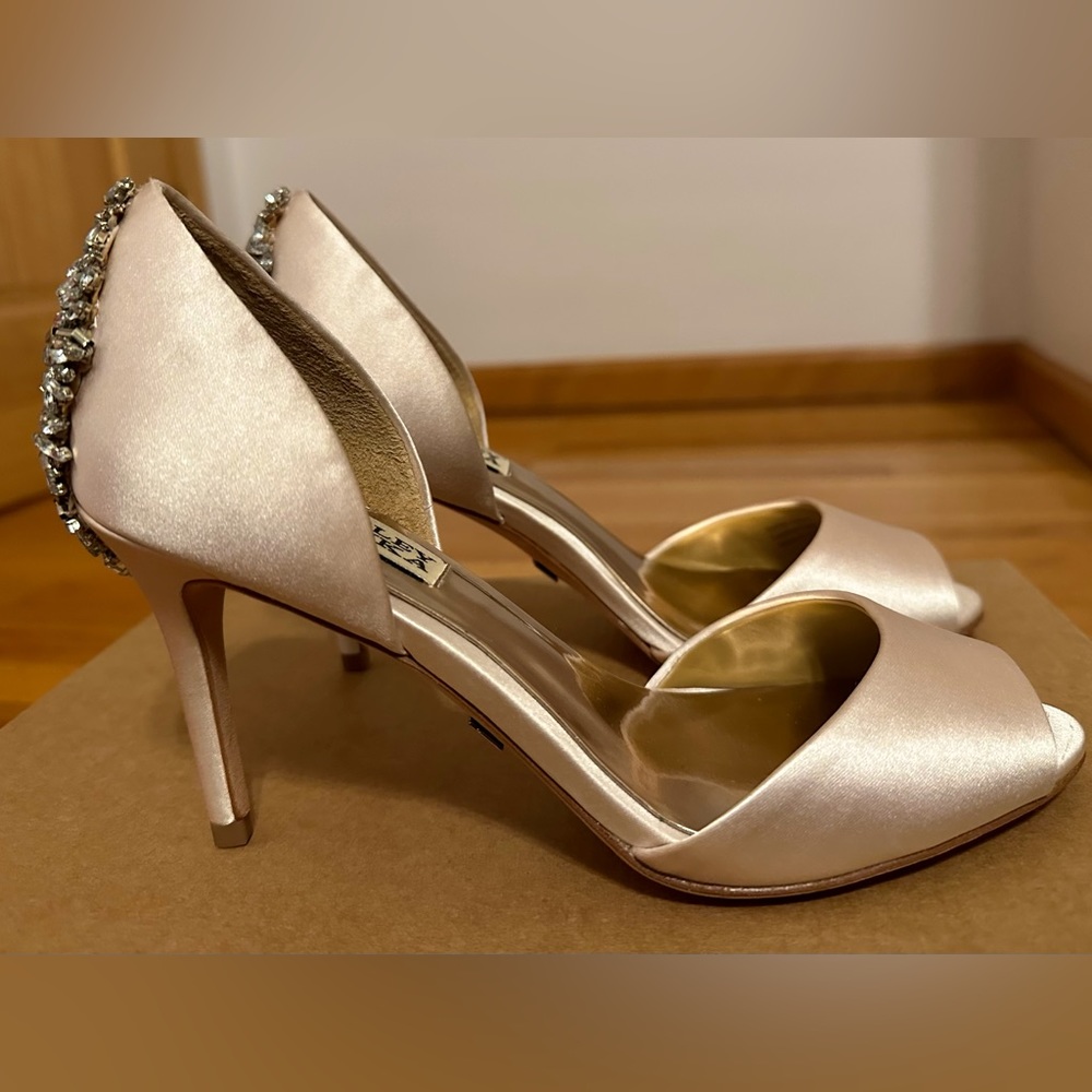 BRAND NEW Badgley Mischka open toe pump with crystal accent on heel (Size 6.5)